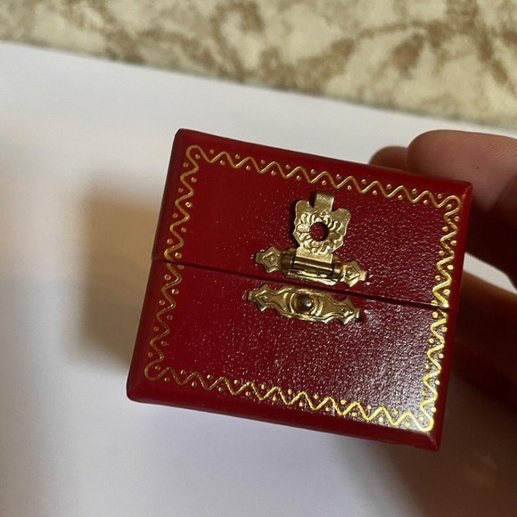 Classic Style Valentine’s Day Red / Gold Tone Classical RING BOX Holder NWOT - Picture 7 of 10